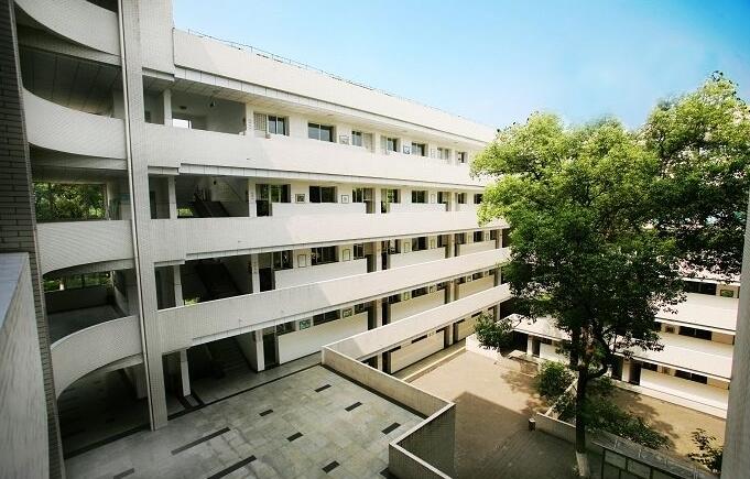 綦江縣楊地灣學?！赋踔胁俊?></a></div>
            <dl>
              <dt><a href=