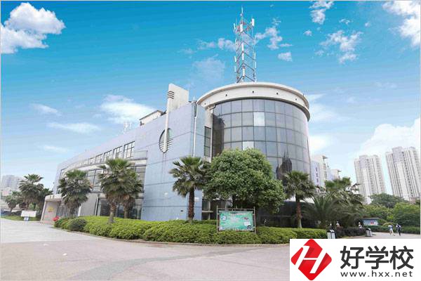 湘潭工貿(mào)中專有五年制大專班嗎？