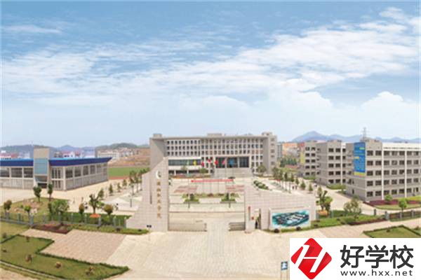 在婁底有開(kāi)設(shè)航空專(zhuān)業(yè)的職校嗎？學(xué)航空專(zhuān)業(yè)有前途嗎？