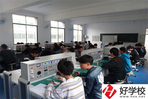 中鋼集團(tuán)衡陽重機(jī)技工學(xué)校是公辦還是民辦？學(xué)費(fèi)是多少？