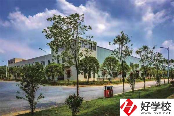 邵陽紡織技工學校的地址在哪？到校有什么必帶物品？