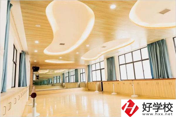 衡陽(yáng)市湘鵬中等職業(yè)技術(shù)學(xué)校舞蹈室