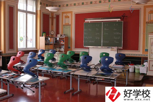 岳陽(yáng)職業(yè)技術(shù)學(xué)院環(huán)境怎么樣？是民辦的嗎？