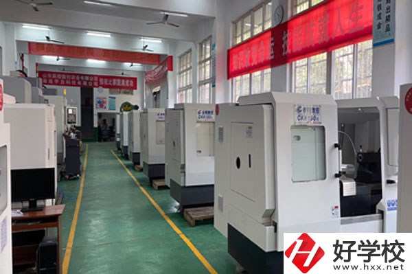湖南省工業(yè)貿易學校實訓室