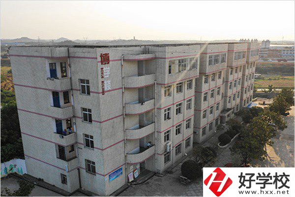 湘潭有開設(shè)航空服務(wù)專業(yè)的中職學(xué)校嗎？學(xué)費是多少？