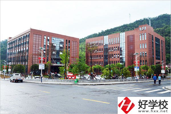 安化縣職業(yè)中專學(xué)校師資怎么樣？環(huán)境好不好？