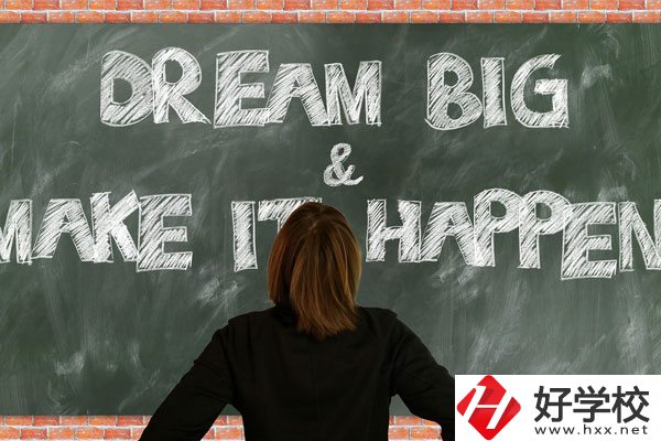 長沙鐵航職業(yè)中等技術學校有哪些專業(yè)？學費貴不貴？