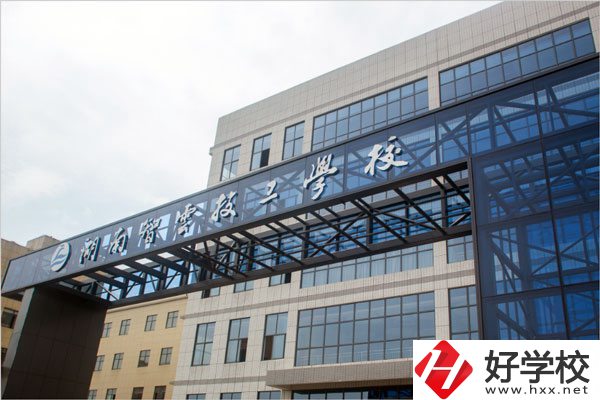 湖南智云技工學(xué)校校門(mén)