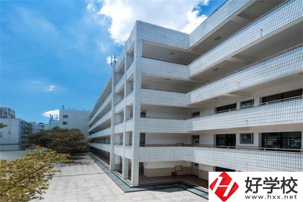 去長沙建筑工程學校的乘車路線是什么？