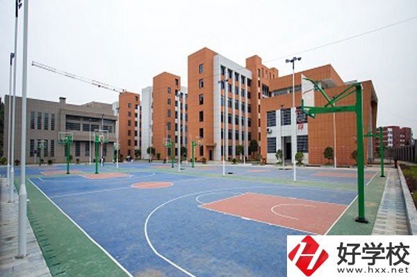 鳳凰縣職業(yè)中專(zhuān)學(xué)校操場(chǎng)