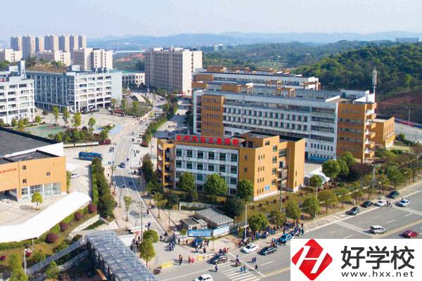 長(zhǎng)沙汽車工業(yè)學(xué)校收費(fèi)水平怎樣，如何收取費(fèi)用？