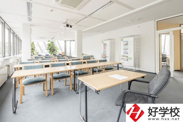 湖南耒陽(yáng)師范有什么專業(yè)？學(xué)費(fèi)貴不貴？