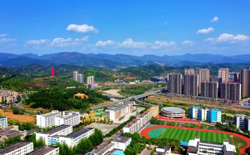 四川信息職業(yè)技術(shù)學(xué)院在哪個(gè)城市？
