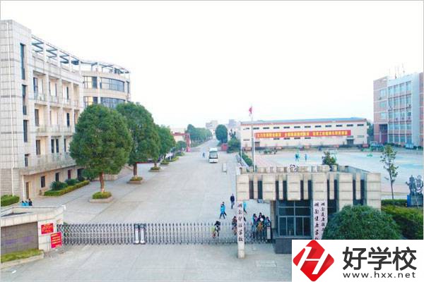 長(zhǎng)沙哪個(gè)技校可以學(xué)服裝設(shè)計(jì)與制作專業(yè)？