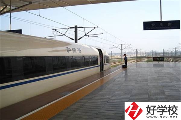 湘潭有可以學(xué)高鐵乘務(wù)的中專嗎？就業(yè)薪資高嗎？