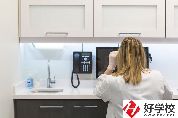 女生在衡陽(yáng)讀衛(wèi)校怎么樣？有前途嗎？