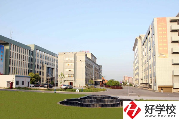 婁底技師學(xué)院有哪些特色專業(yè)？設(shè)施如何？