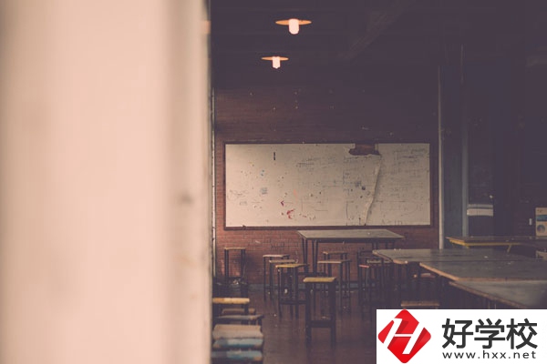 懷化市商貿(mào)經(jīng)濟管理學(xué)校好不好？宿舍怎么樣？