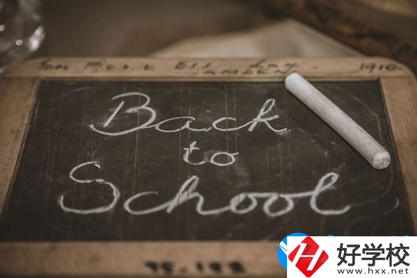 湘潭交通職業(yè)學(xué)校學(xué)費(fèi)貴不貴，宿舍怎么樣？