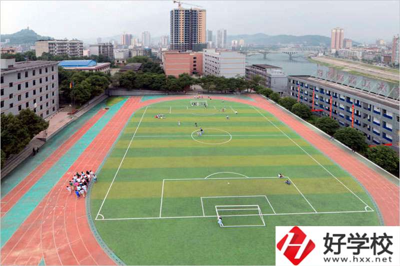 湖南省冷水江市技工學(xué)校專業(yè)收費(fèi)標(biāo)準(zhǔn)是什么？