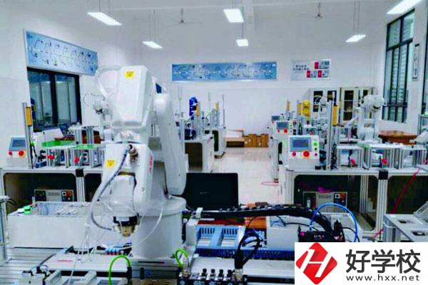 望城區(qū)職業(yè)中專是什么性質(zhì)的學(xué)校？一學(xué)期要多少錢？