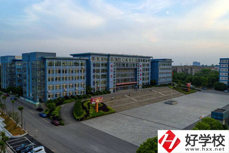 湘潭市工業(yè)貿(mào)易中專哪個(gè)專業(yè)比較好？