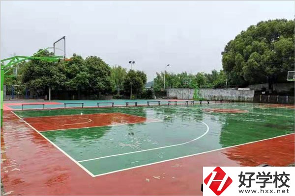 岳陽市網(wǎng)絡(luò)工程職業(yè)技術(shù)學(xué)校好不好？學(xué)校環(huán)境怎么樣？