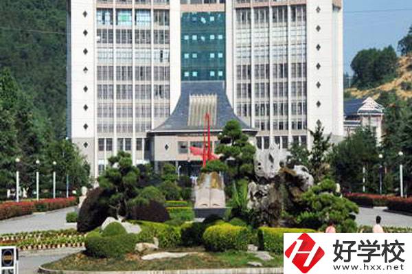 湘西州經(jīng)濟(jì)貿(mào)易學(xué)校是民辦還是公辦的？學(xué)校設(shè)施如何？