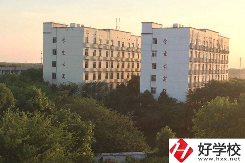 湘潭科旺電腦職業(yè)中專的設(shè)施和管理怎么樣？
