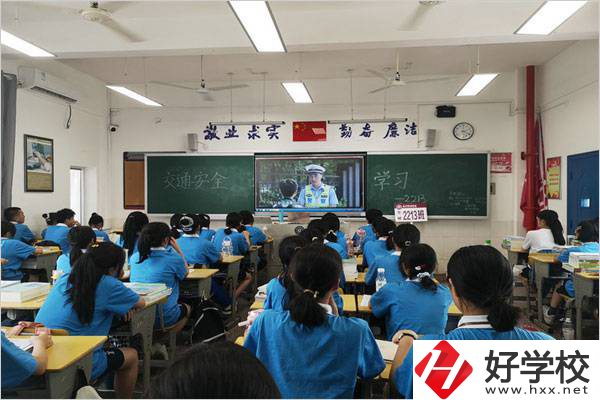 長沙財經(jīng)學(xué)校的學(xué)生要不要穿校服？