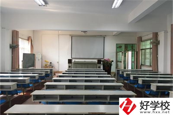 株洲市德才職業(yè)技術(shù)學(xué)校是公辦還是民辦？學(xué)費是多少？