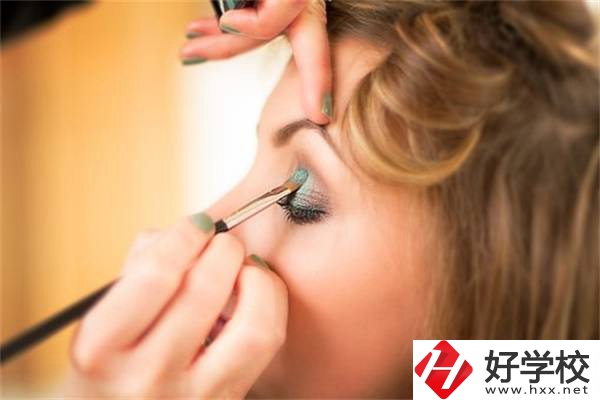 在湖南女生讀技校學(xué)什么專業(yè)最吃香？就業(yè)前景怎么樣？