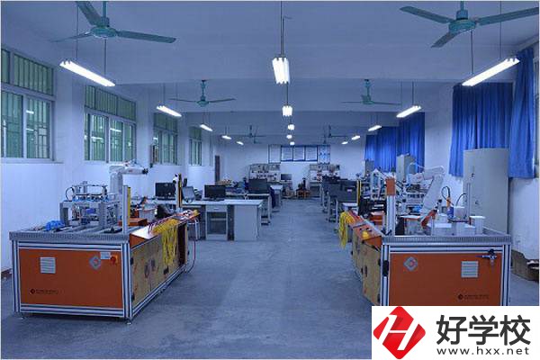 郴州工業(yè)交通學(xué)校實訓(xùn)室