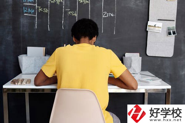 郴州有哪些公立的中專學(xué)校？專業(yè)有哪些？