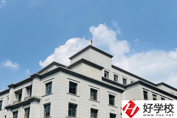 麻陽苗族自治縣職業(yè)學(xué)校宿舍和食堂環(huán)境怎么樣？