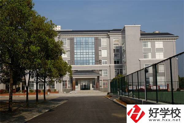 湘潭韶山職業(yè)中專學(xué)校在哪里？有高考班嗎？