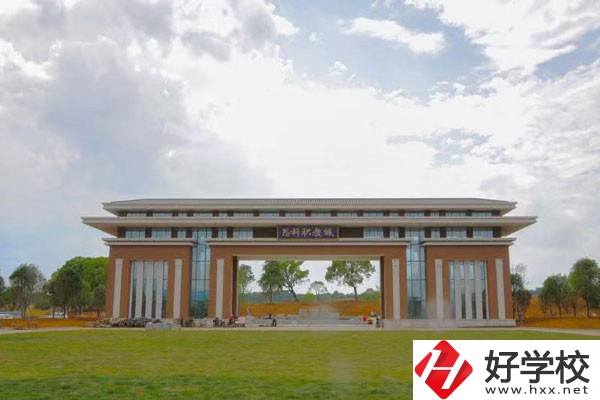 郴州思科中等職業(yè)學(xué)校大門(mén)