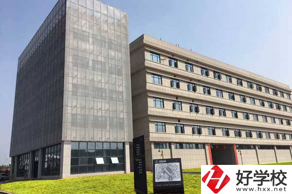 株洲市工業(yè)中等專業(yè)學(xué)校是公立的嗎？一年學(xué)費(fèi)多少？