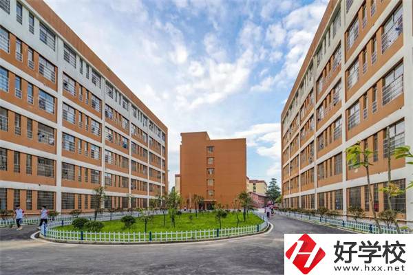 想去婁底新化楚怡工業(yè)學(xué)校該怎么走？