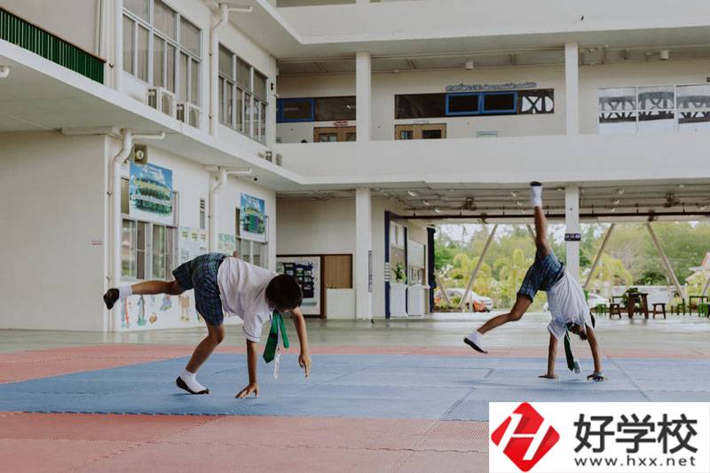 湖南護(hù)理學(xué)校是什么性質(zhì)的學(xué)校？是公辦的嗎？