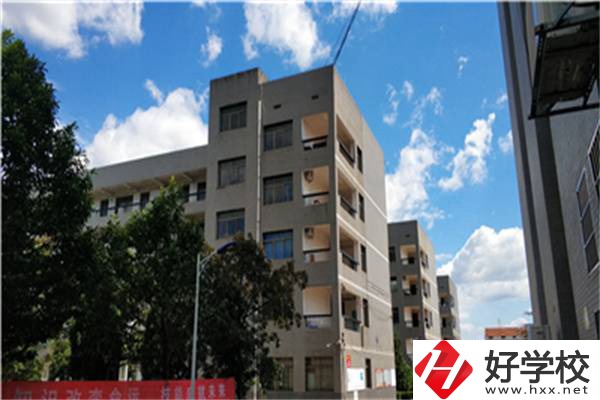 在婁底有開設(shè)航空專業(yè)的職校嗎？學(xué)航空專業(yè)有前途嗎？