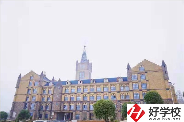 長沙市拔萃中等職業(yè)學校的特色專業(yè)有哪些？