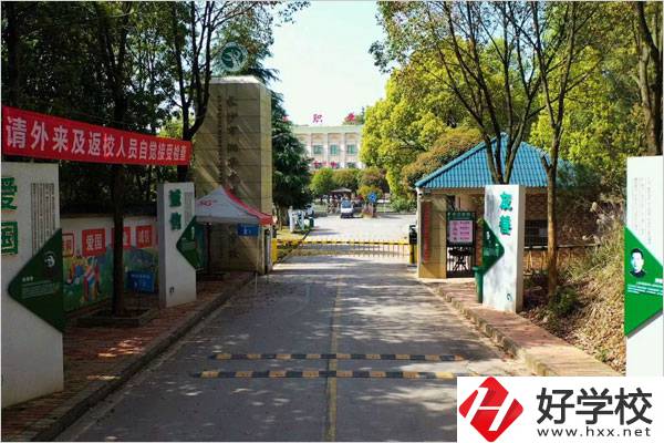 長(zhǎng)沙湘華職業(yè)中專學(xué)校大門