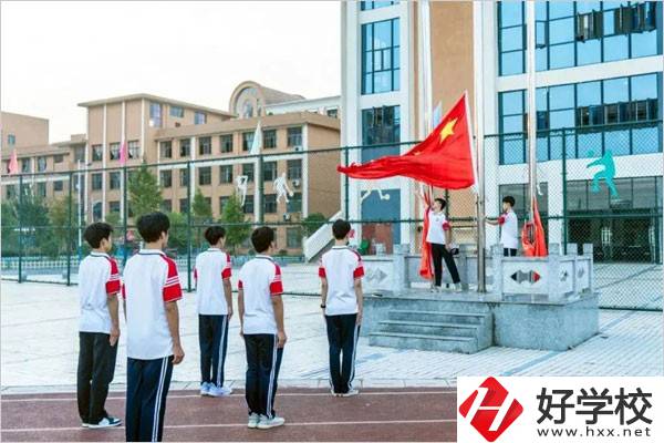 新化縣楚怡工業(yè)學(xué)校開設(shè)了哪些專業(yè)？